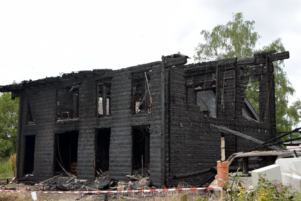Schwerer Brand in Einfamilien Haus Roesrath Rambruecken P109.JPG - Miklos Laubert